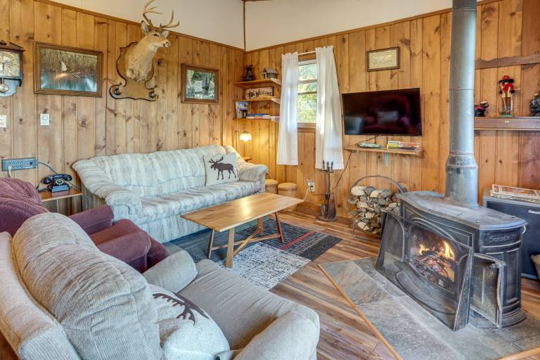 7 Mi to Main Street: Cabin w/ Deck in Stanley! — photo 5