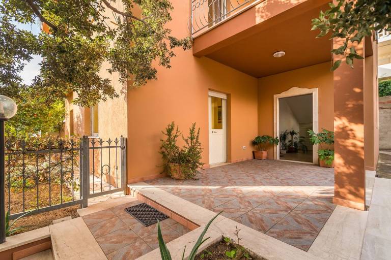Rental apartment with yard & terrace in Dorgali