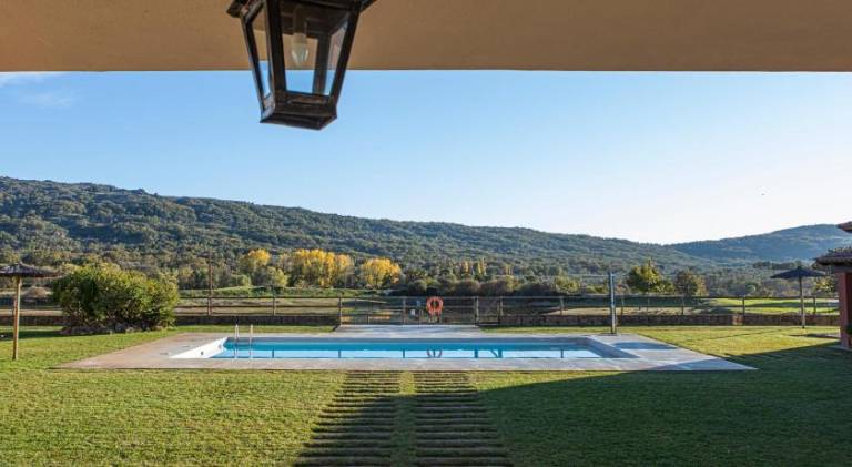 Vacation home with pool — photo 4