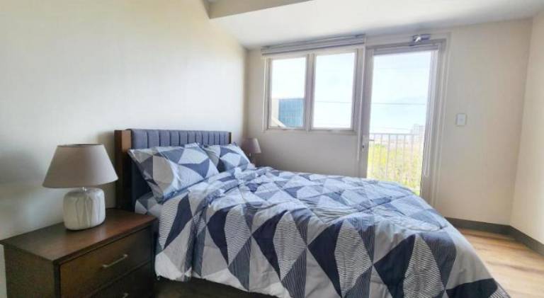 Modern 1 br in Park Mckinley West with Breathtaking view fast internet in Taguig