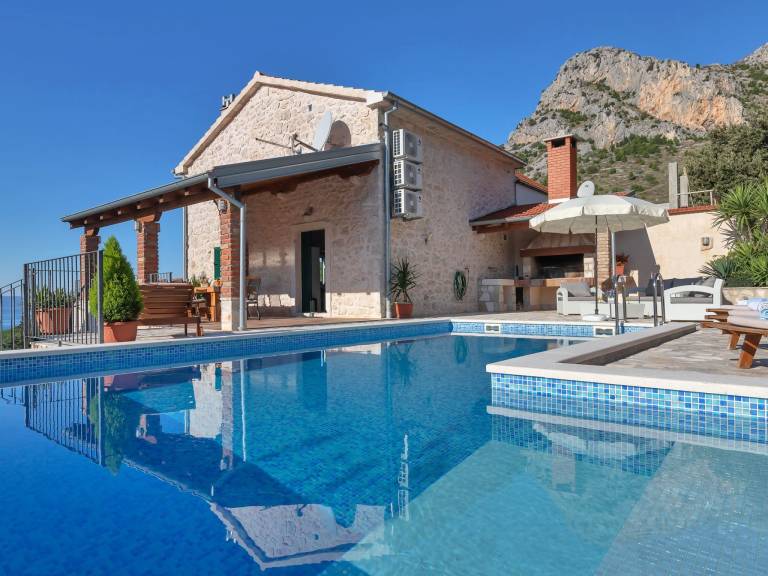 Fully equipped lovely vacation home with patio, barbecue & private pool | Pets allowed — photo 3