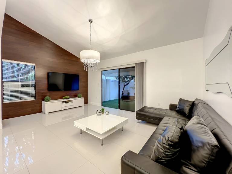 Rental apartment with pool & patio — photo 2