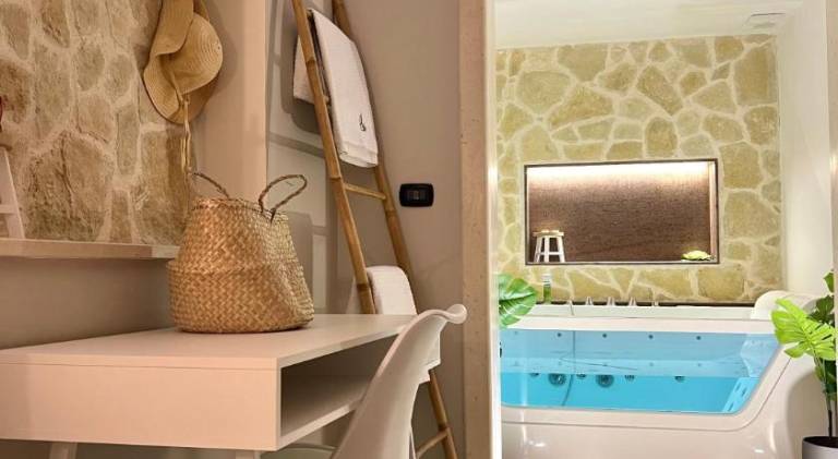 Lovely apartment with hot tub & pool | Pet-friendly in Brindisi