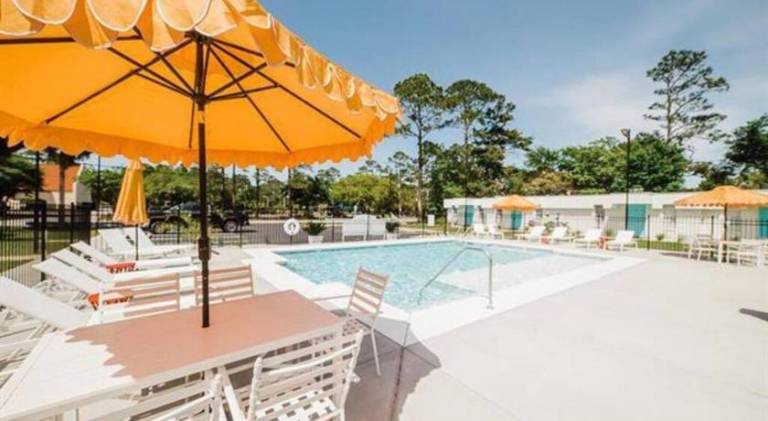 Apartment with pool — photo 4