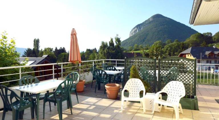 Serviced apartment with patio & garden — photo 3