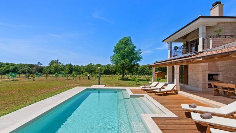 Villa with terrace, sauna & yard in Pula