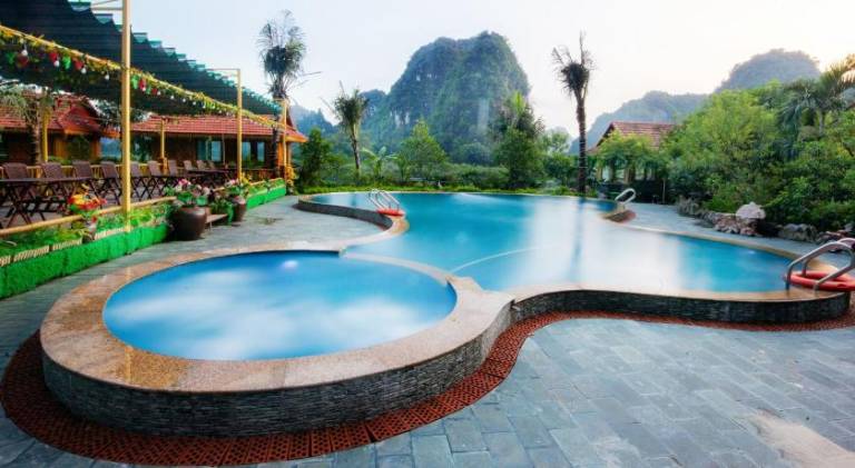 Lovely chalet with yard & pool | Pet-friendly — photo 2