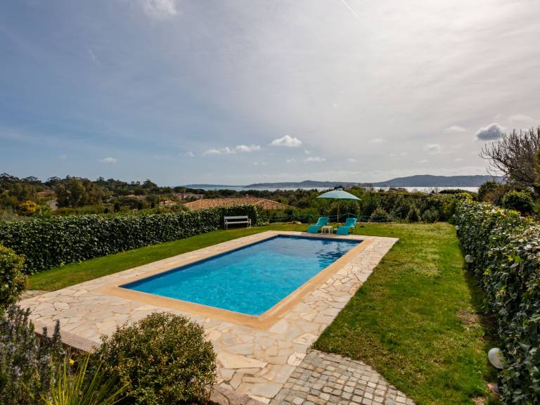 Fully equipped vacation home with private pool, barbecue & yard | Sea view | Dogs allowed — photo 2