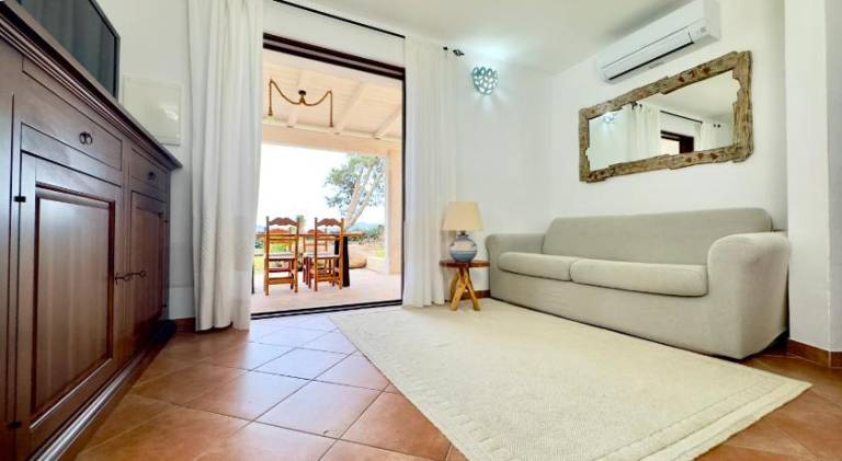 Rental apartment with yard & patio in Baja Sardinia