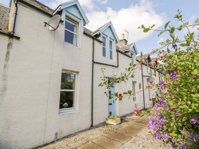 Child-friendly cottage with patio & yard | Pets allowed — photo 3