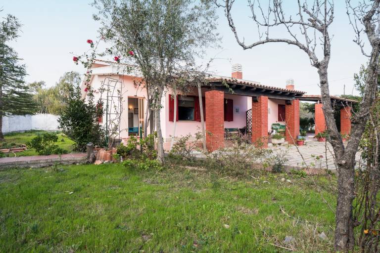 Holiday Home 'Gungui' with Private Terrace, Shared Garden and Air Conditioning in Teo