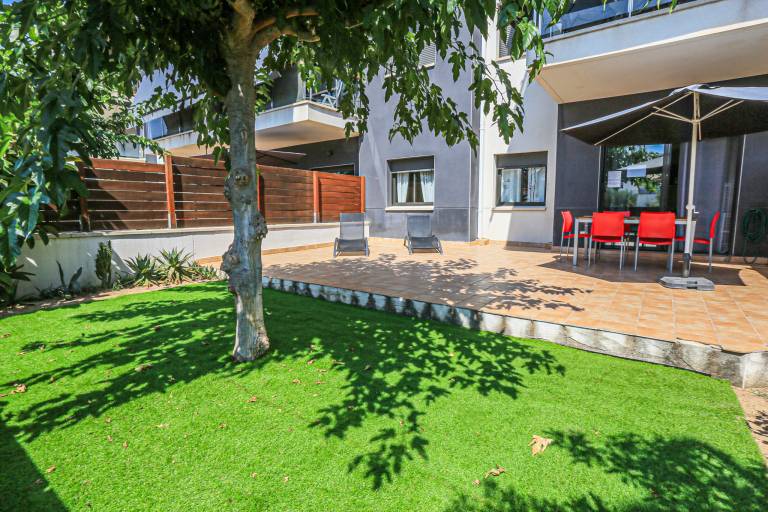 Holiday apartment with terrace, pool & garden — photo 5