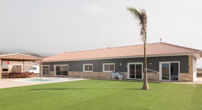 Vacation home with hot tub & pool — photo 3