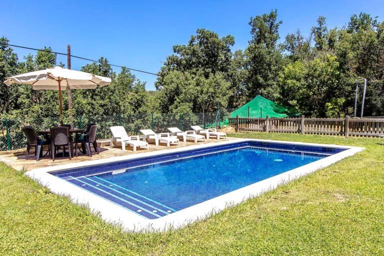 Villa with yard, private pool & grill — photo 2