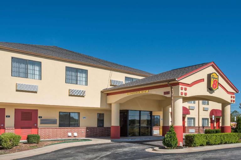 Super 8 By Wyndham Claremore Ok in Claremore, OK
