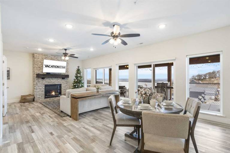 House with barbecue & pool in Branson, MO