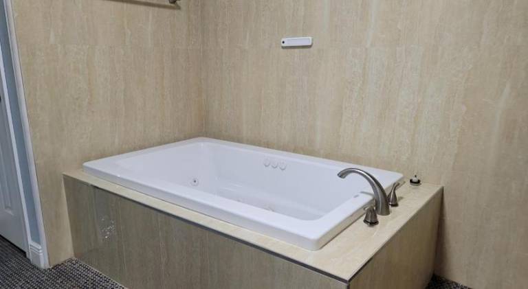 Vacation home with hot tub & pool — photo 4