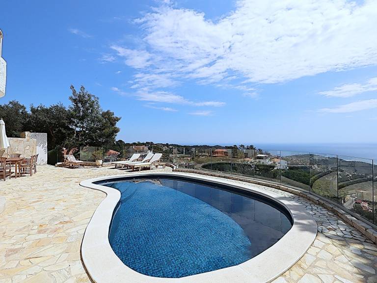Fully equipped vacation home with yard & private pool | Pets allowed in Lloret de Mar