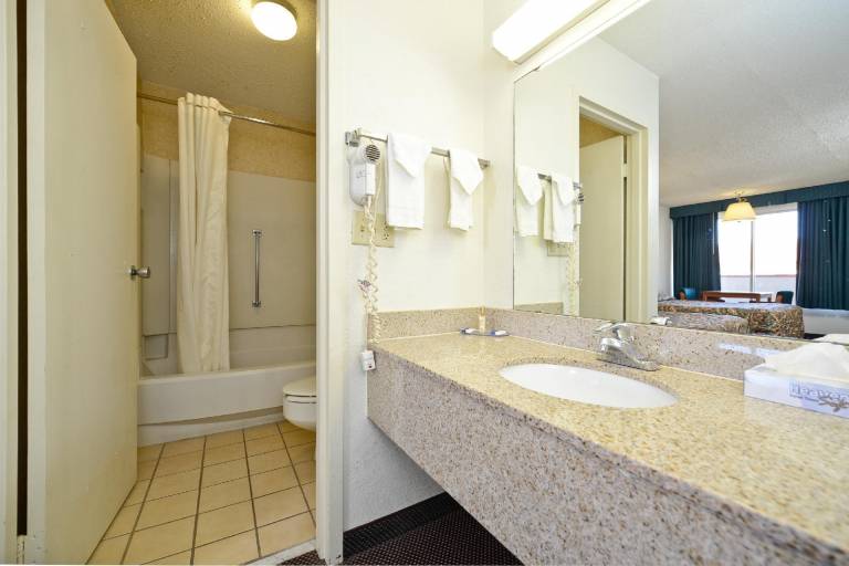 Econo Lodge Oklahoma City Northeast — photo 2