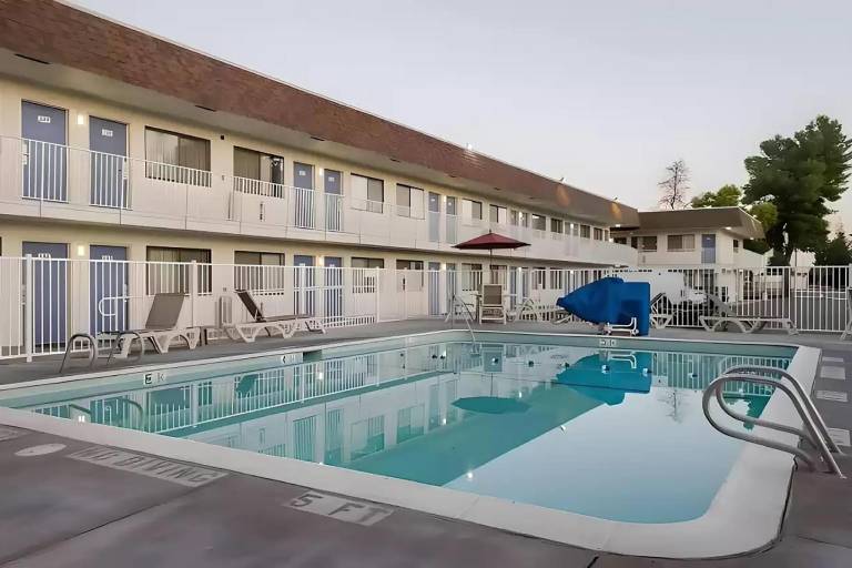 Super 8 by Wyndham Turlock — photo 2