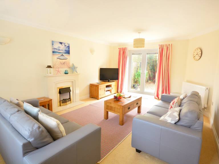 Cottage with yard | Beach view — photo 2