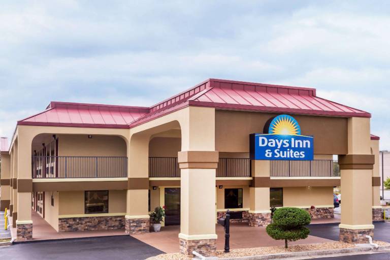 Days Inn & Suites by Wyndham Warner Robins Near Robins AFB in Warner Robins, GA