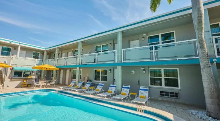 Camelot Beach Suites in Clearwater, BC
