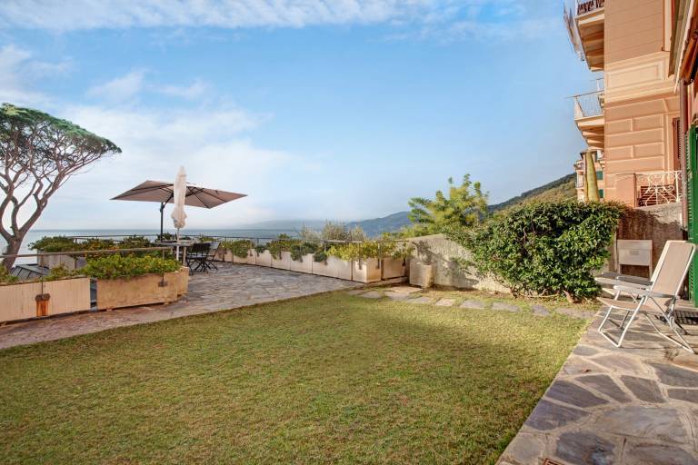 Rental apartment with patio & yard | Sea view — photo 5