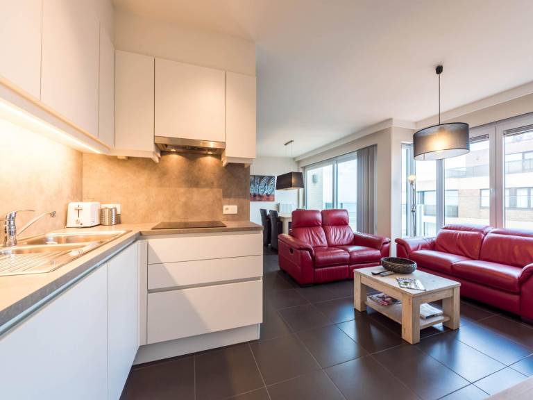 Sleek and modern beachfront flat — photo 4