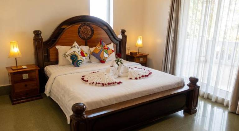 Share Happy Hotel — photo 2