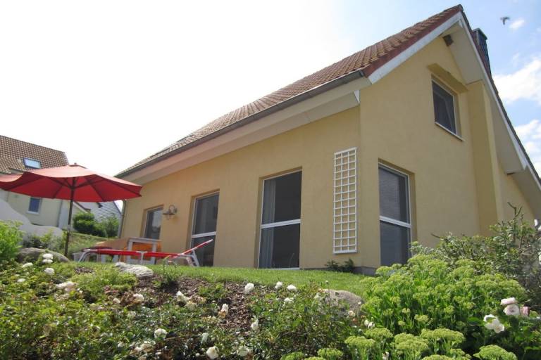 Fully equipped house with barbeque, patio & yard | Pets are welcome in Goehren-Lebbin