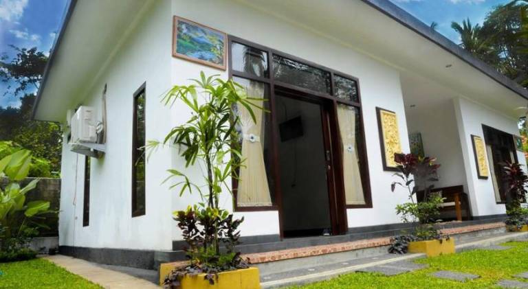 Villa with pool — photo 4