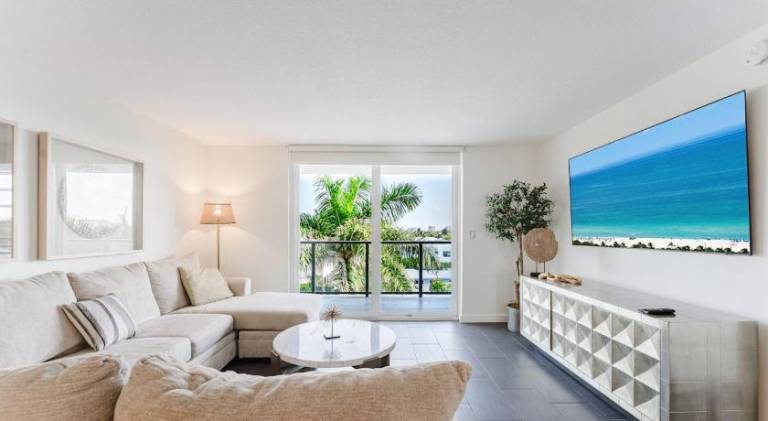 Apartment with pool in Boca Raton, FL