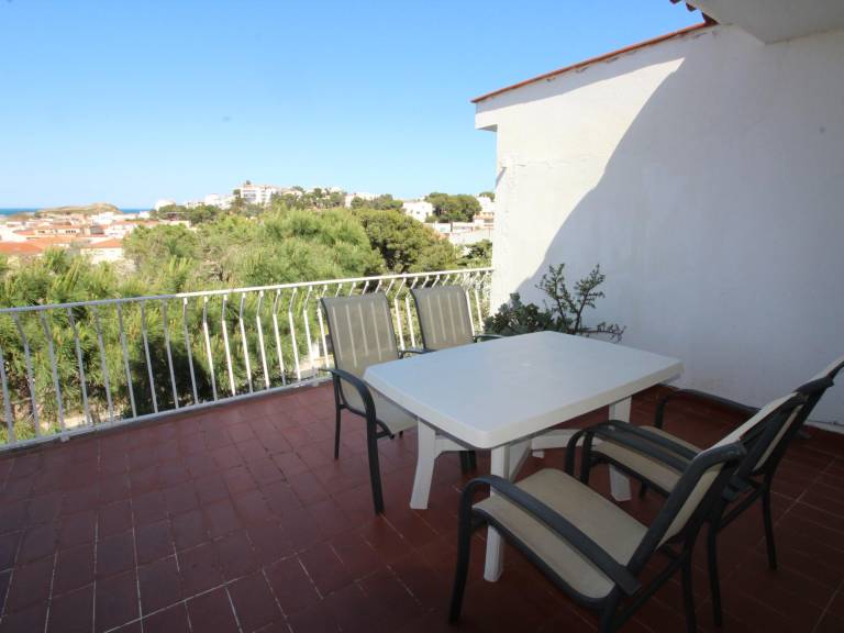 Rental apartment with yard — photo 2