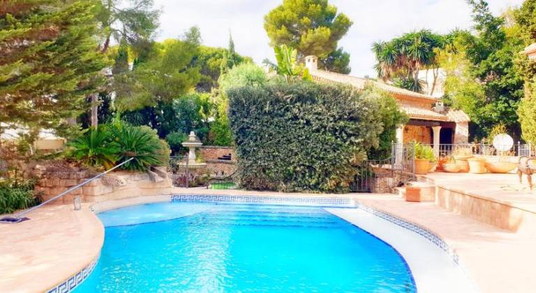 Villa with pool & patio | Dogs allowed — photo 2