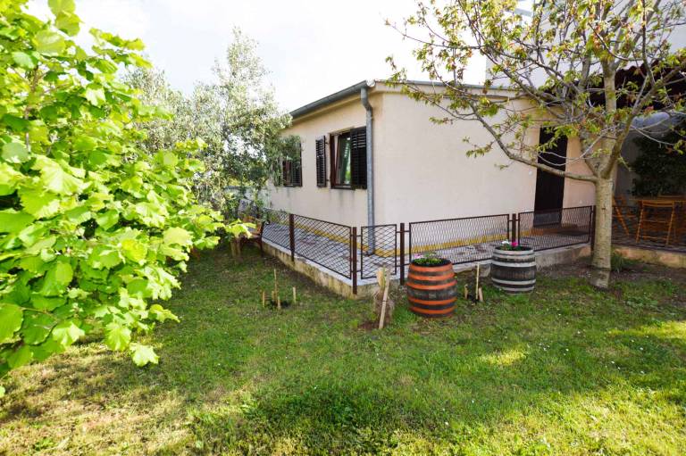 House with terrace, yard & barbecue in Pula