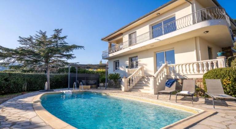 House with pool in Fréjus
