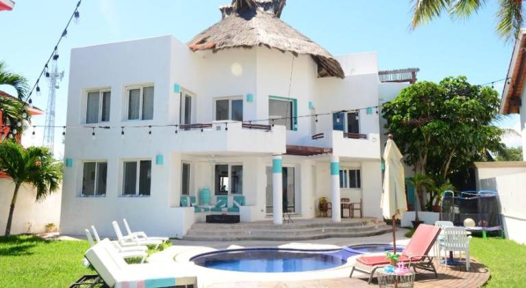 House with terrace, private pool & garden in Costa Mujeres