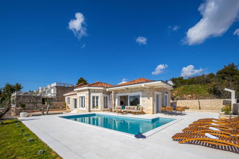 Family-oriented villa with private pool, garden & BBQ | Pet-friendly in Zadar