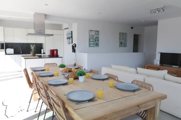 Villa with garden, grill & private pool | Beach view — photo 3