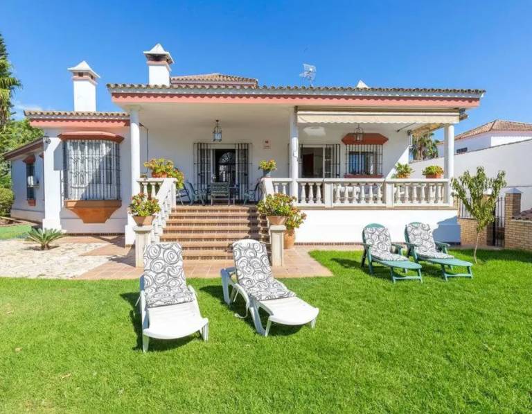 Fully equipped ample vacation home with terrace, barbecue & yard | Pool view | Pets allowed — photo 4