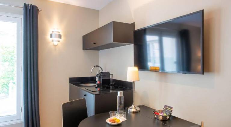 Children-friendly nice serviced apartment with terrace | Near Arc de Triomphe | Dogs allowed — photo 4