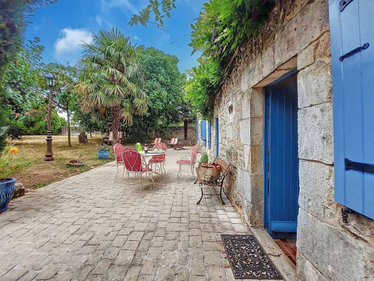 Vacation home with terrace, grill & garden — photo 2