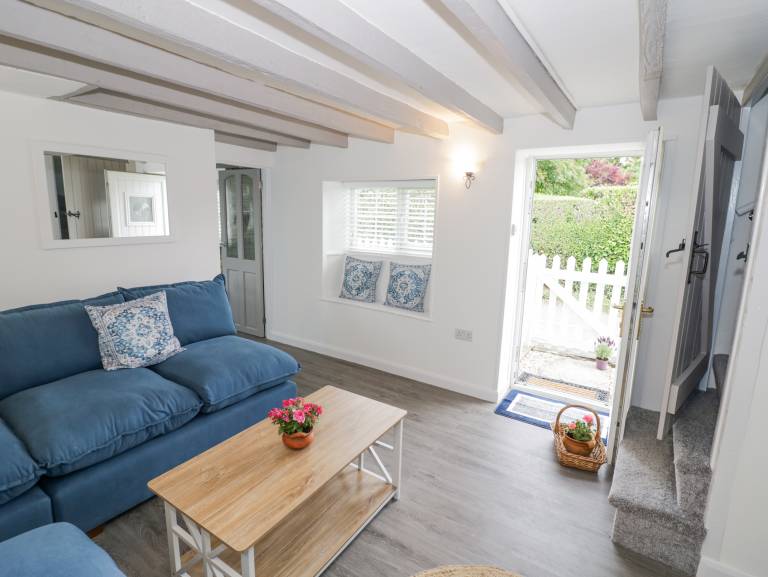 Cottage with yard — photo 4