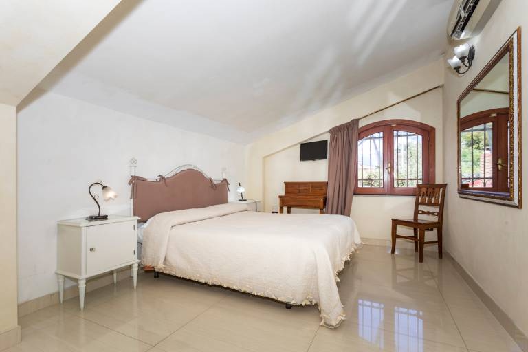 Private room with fast internet, patio & garden | Garden view | Pet-friendly in Acireale
