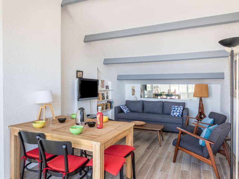 Apartment with yard & patio | Sea view — photo 4