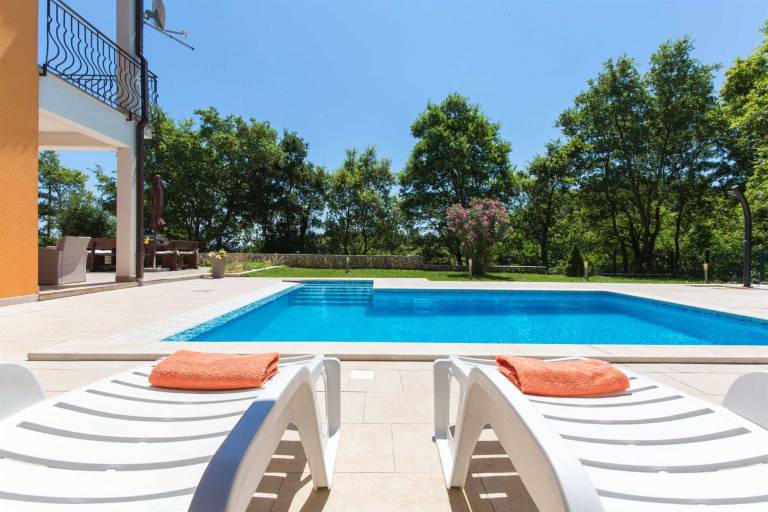 Family-oriented rental with garden, pool & grill | Pool view | Dogs allowed — photo 5