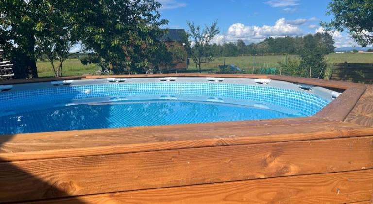 Lovely lodge with patio, pool & garden | Pets allowed — photo 5