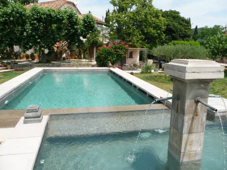 Gite with grill, hot tub & patio in Le Cannet