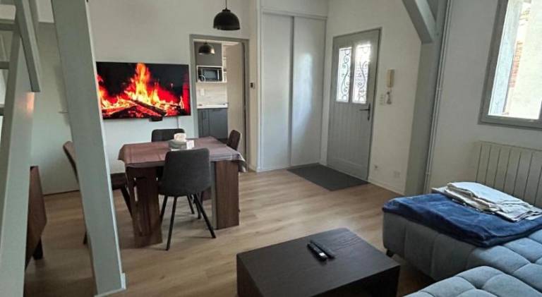 Holiday apartment with patio & grill in Troyes